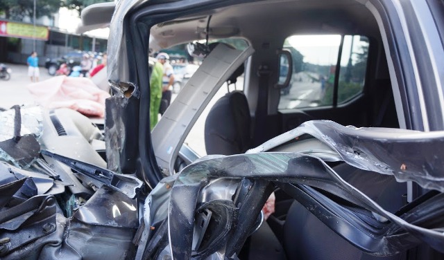
Chiếc xe b&aacute;n tải n&aacute;t b&eacute;t phần đầu v&agrave; cửa
