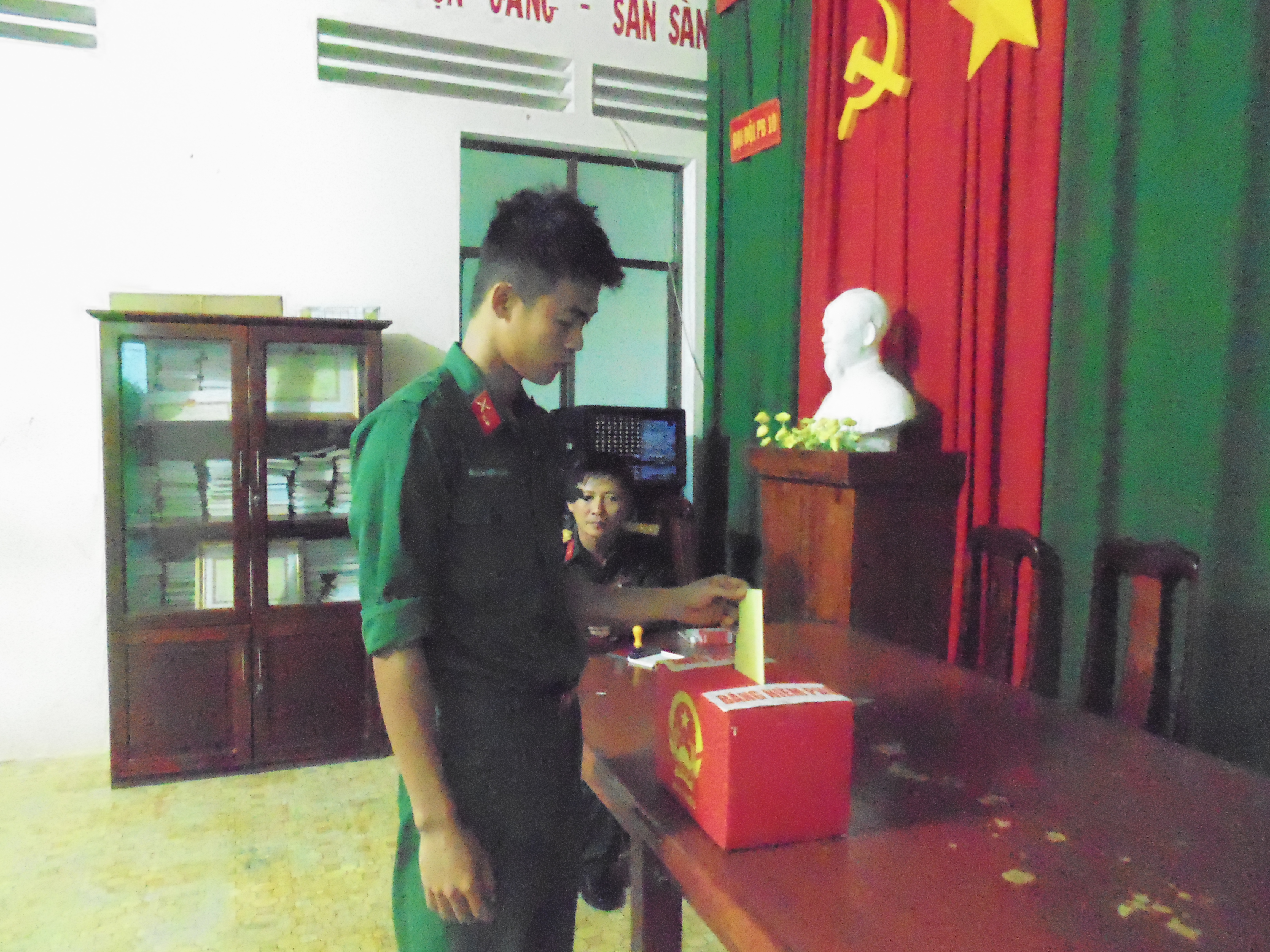Cử tri Côn Đảo đội mưa đi bỏ phiếu