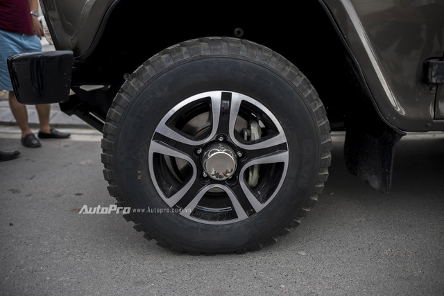 
Xe được trang bị v&agrave;nh hợp kim nh&ocirc;m k&iacute;ch thước 16 inch v&agrave; c&oacute; thiết kế 5 chấu kh&aacute; đẹp mắt.
