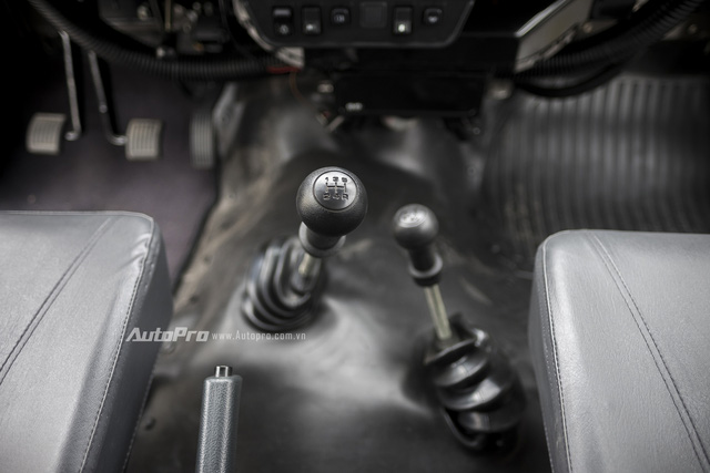 
Xe được trang bị hộp số s&agrave;n 5 cấp c&ugrave;ng hệ thống dẫn động 4x4.
