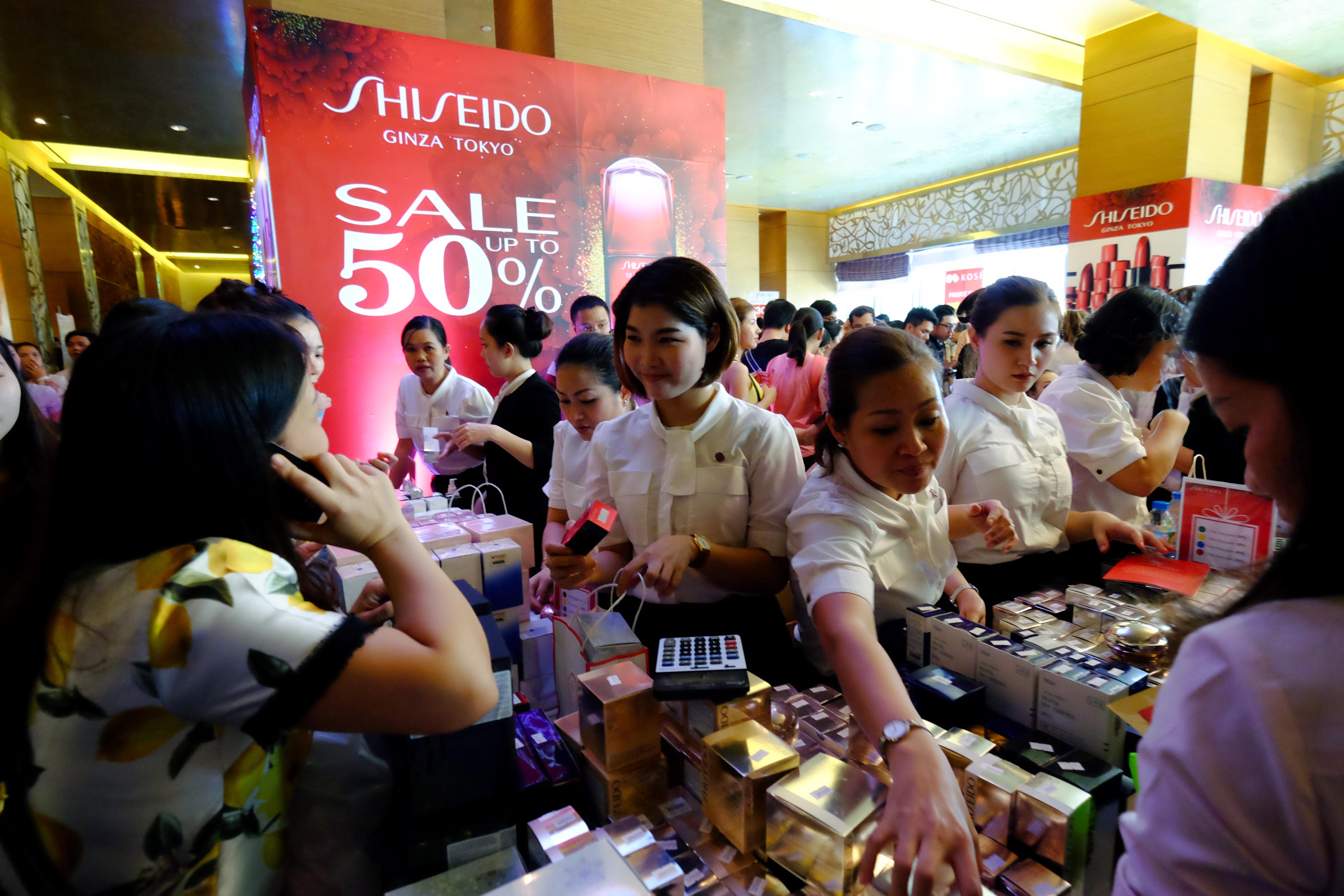 
Tuy nhi&ecirc;n một số người lại tỏ ra kh&aacute; ngại khi thấy đ&ocirc;ng người chen lấn n&ecirc;n đ&agrave;nh quay về m&agrave; kh&ocirc;ng mua g&igrave;
