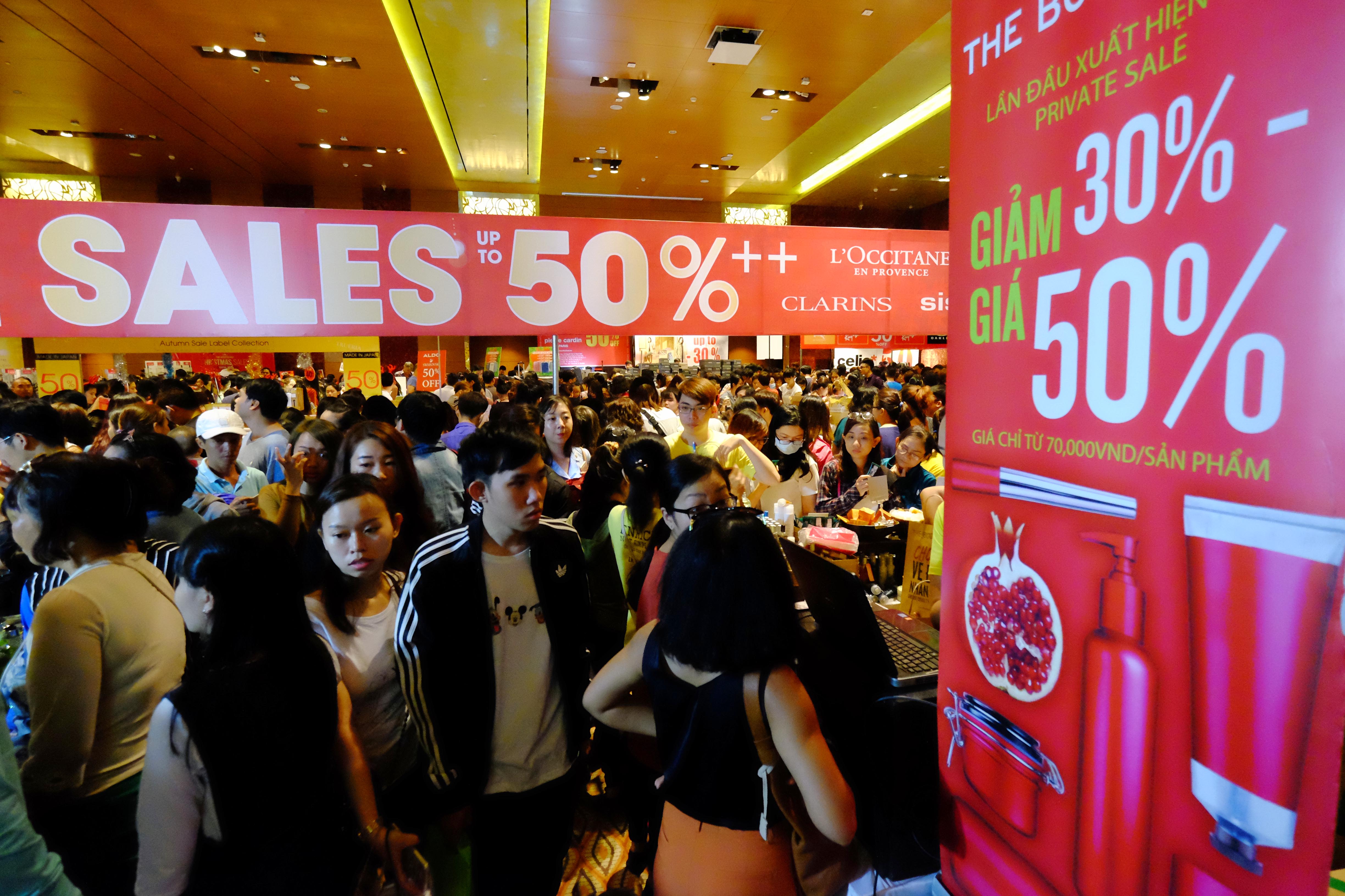 
Đợt khuyến m&atilde;i lần n&agrave;y với khoảng 300 thương hiệu cao cấp đồng loạt sale v&agrave; hơn 500 triệu m&oacute;n h&agrave;ng được b&aacute;n ra
