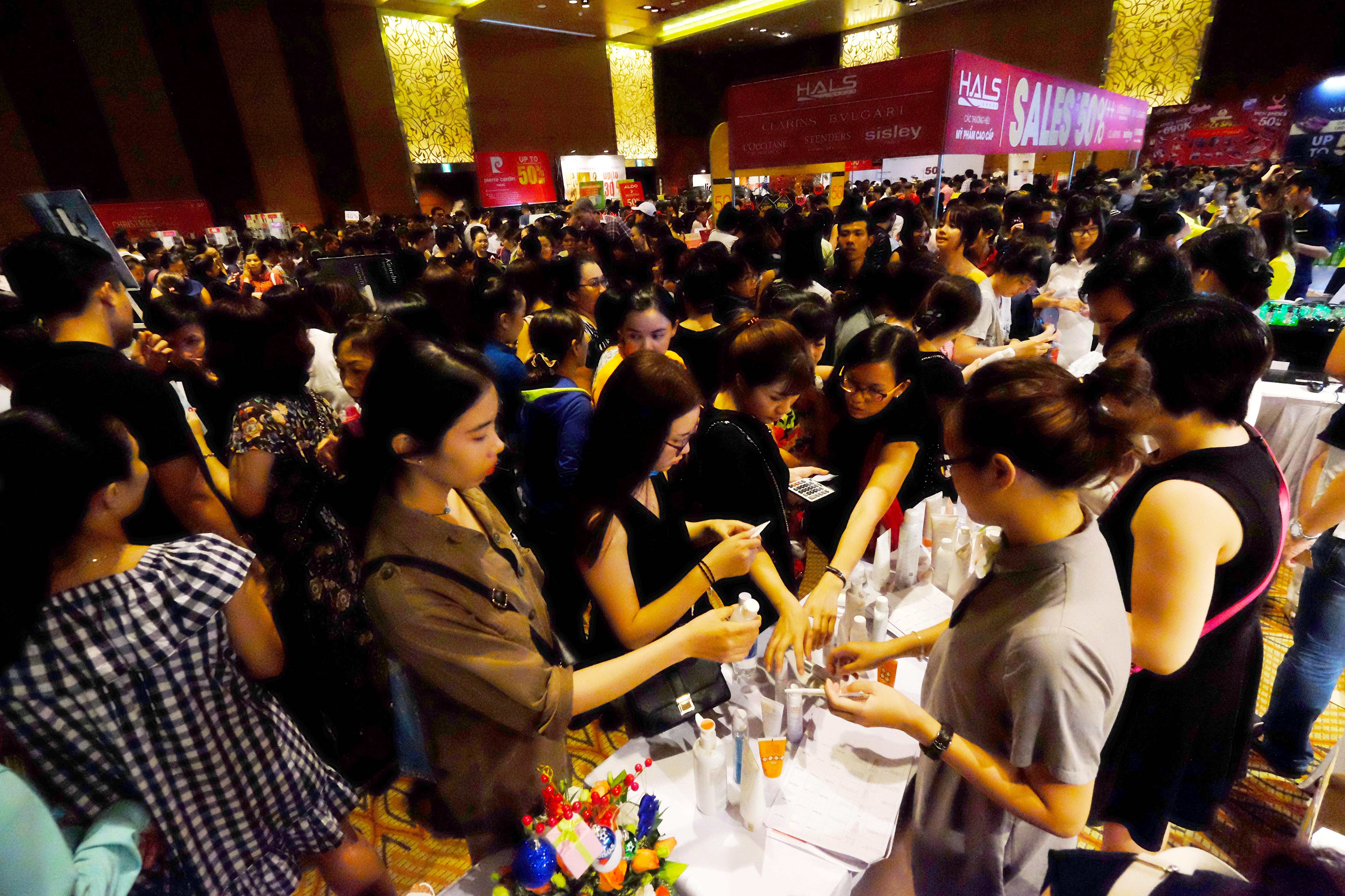 
C&aacute;c thương hiệu sale mạnh m&ugrave;a Noel chủ yếu l&agrave; mỹ phẩm, nước hoa, thời trang

