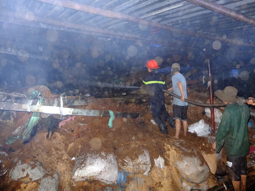 Công ty dệt cháy dữ dội, PCCC 2 tỉnh điều lực lượng dập lửa