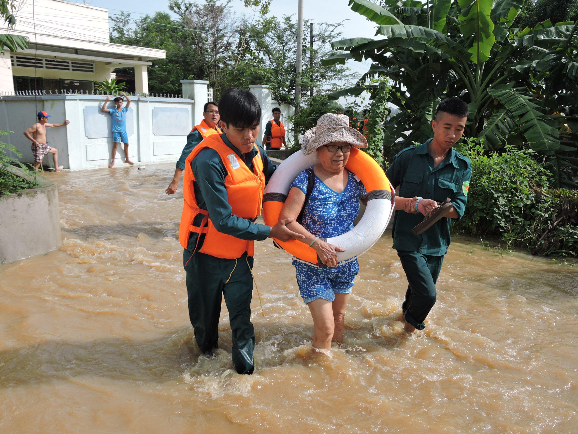 TP Bà Rịa: Lũ bất ngờ, nhấn chìm hoa màu, tài sản