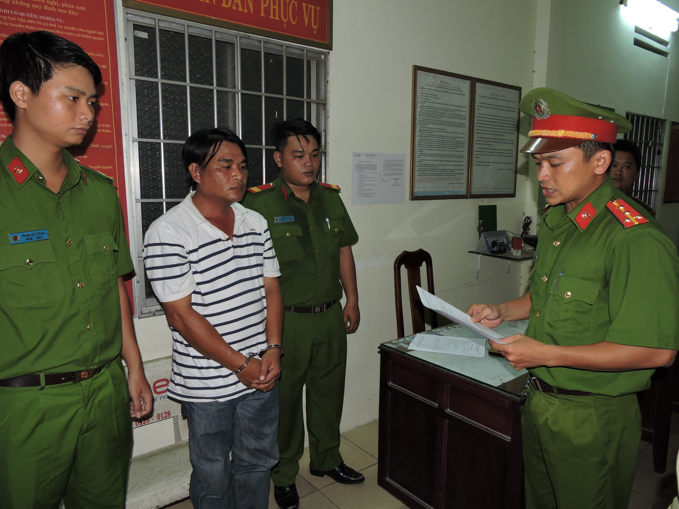 Bắt cán bộ đô thị nhận tiền bảo kê xây nhà trái phép