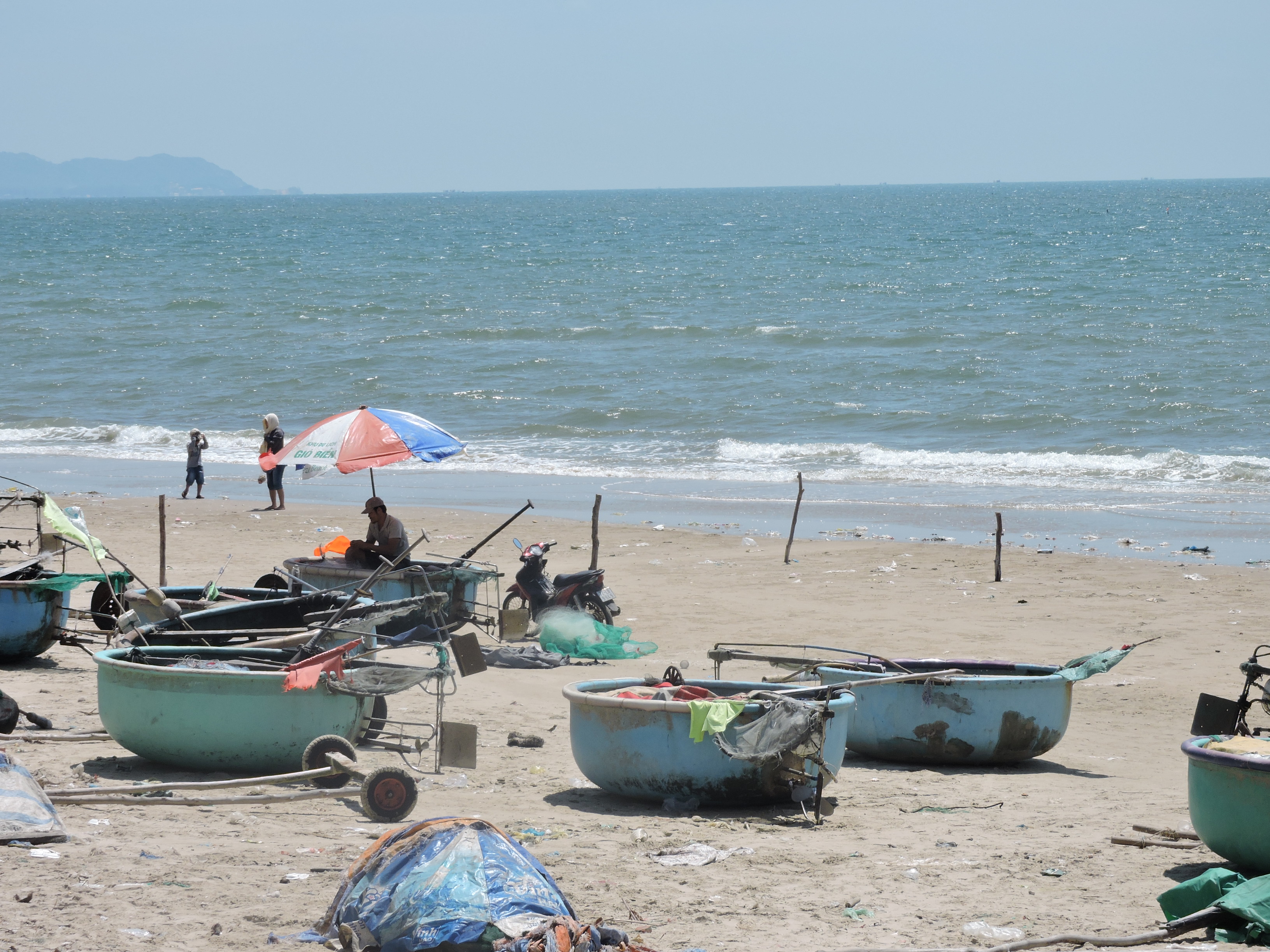 Bơi ra xa bờ tắm biển, chồng chết, vợ nguy kịch