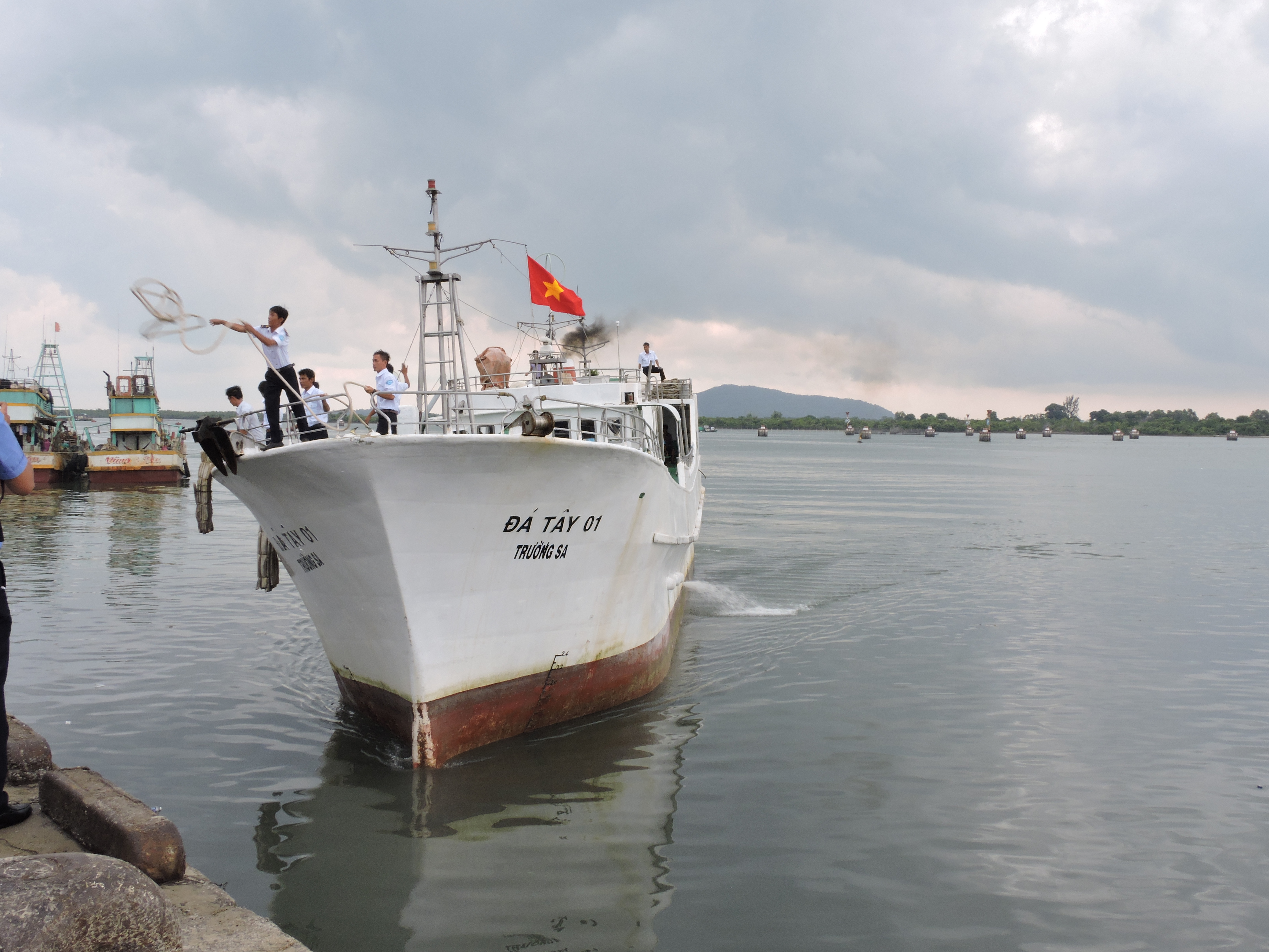 Tàu Đá Tây 01 đưa 15 ngư dân gặp nạn vào bờ
