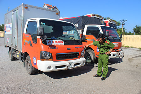 
2 phương tiện chở h&agrave;i cốt bị tạm giữ - ảnh: B&aacute;o Th&aacute;i B&igrave;nh
