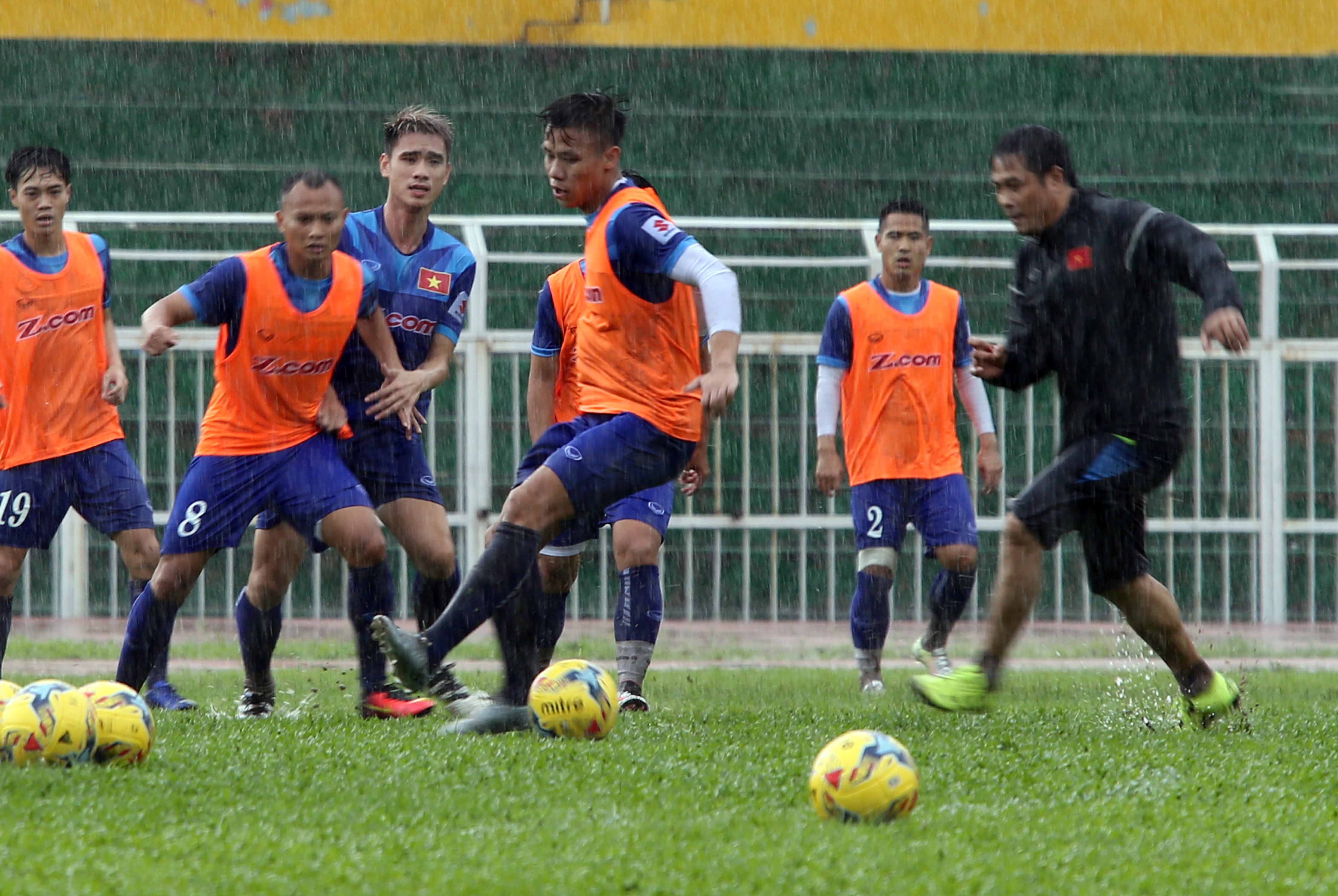 Clip: Tuyển Việt Nam tìm "vàng" AFF Cup dưới mưa