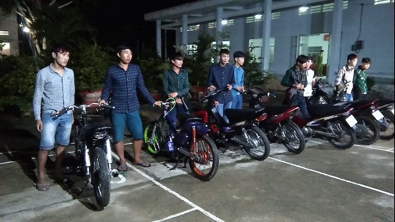 Thấy công an, "quái xế" giấu xe đua vào bụi rậm