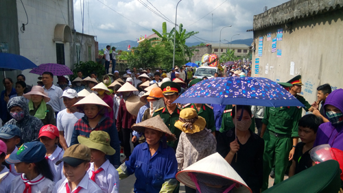 Tất đông người dân địa phương tới tiễn đưa 4 nạn nhân của vụ thảm sát chấn động