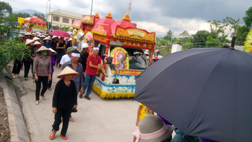 Người thân trong gia đình, đại diện chính quyền và bà con địa phương tiễn đưa 4 bà cháu về nơi an nghỉ cuối cùng