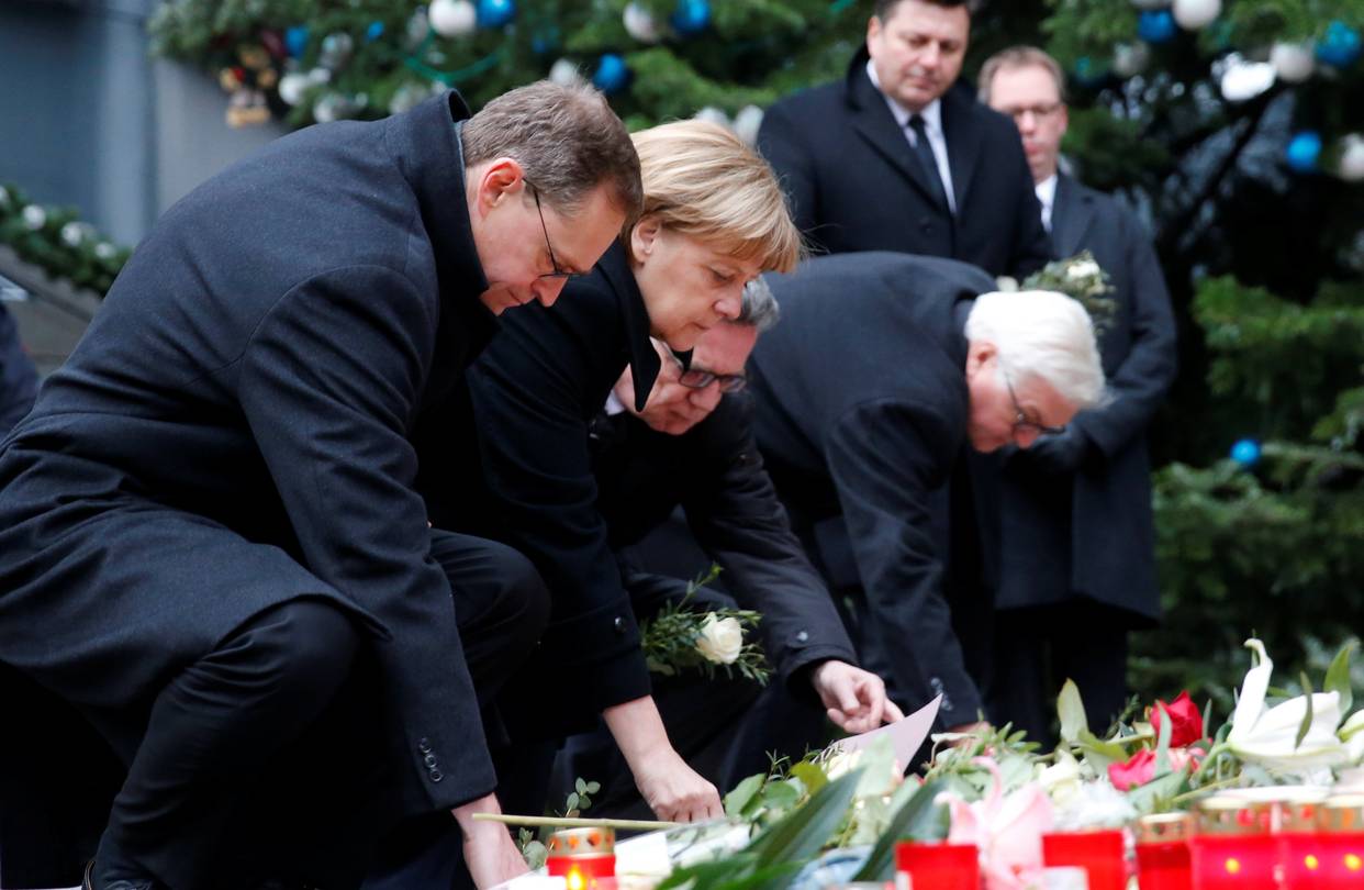 “Bom hẹn giờ” thử thách bà Merkel