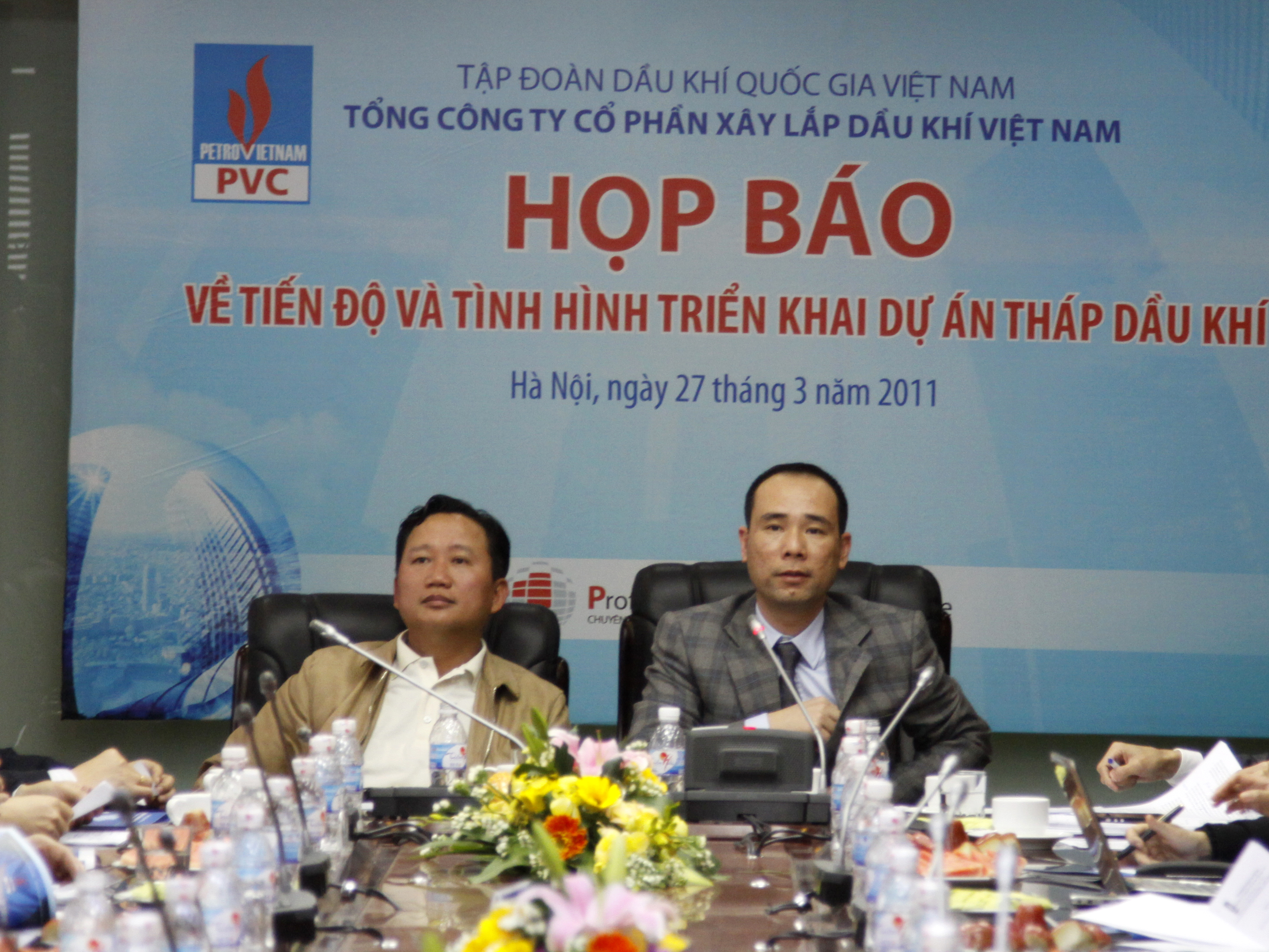 
Trịnh Xu&acirc;n Thanh (tr&aacute;i) v&agrave; Vũ Đức Thuận (phải) thời l&agrave;m Chủ tịch HĐQT v&agrave; Tổng gi&aacute;m đốc PVC trong một cuộc họp b&aacute;o - Ảnh: Vietnam Plus
