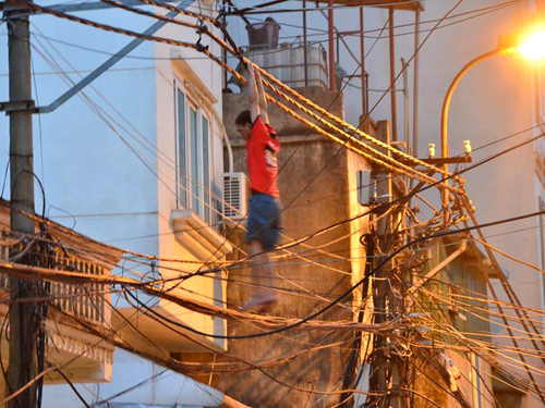Trèo lên cột điện, gọi điện cho người thân rồi lao xuống đất