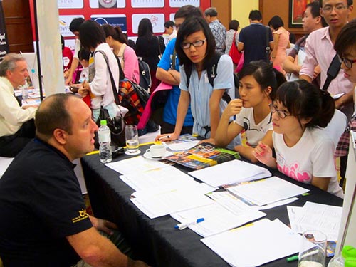 Cha mẹ Việt chi nhiều tiền cho con du học Mỹ