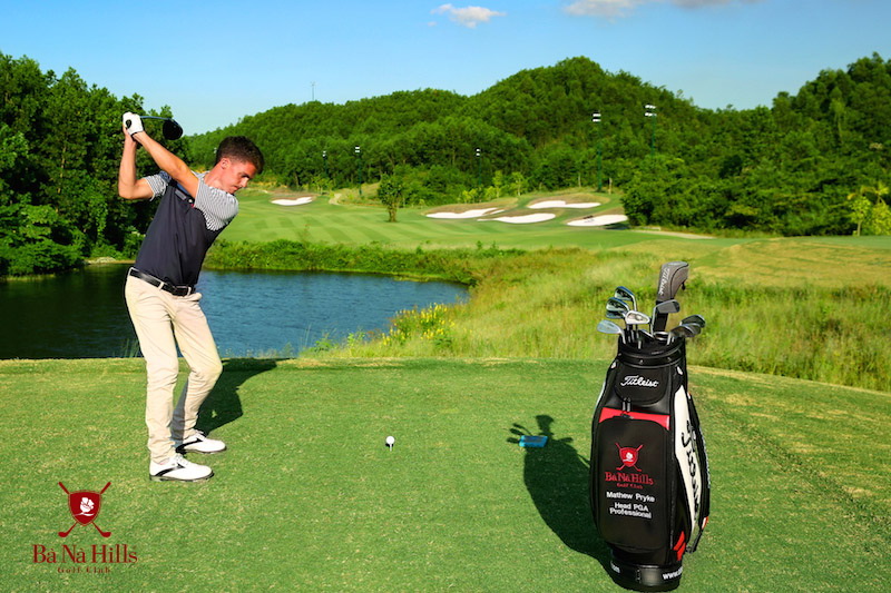 Du khách chơi golf tại Bà Nà Hills