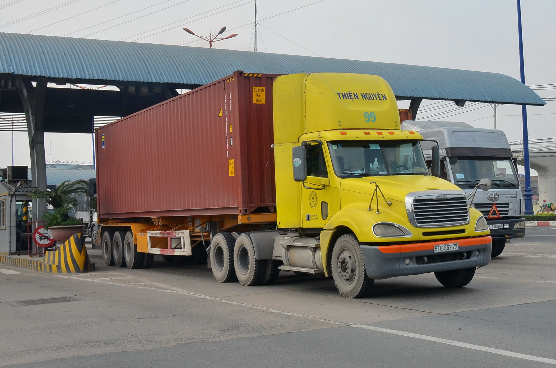 Mất năng lực cạnh tranh vì thuế, phí cao