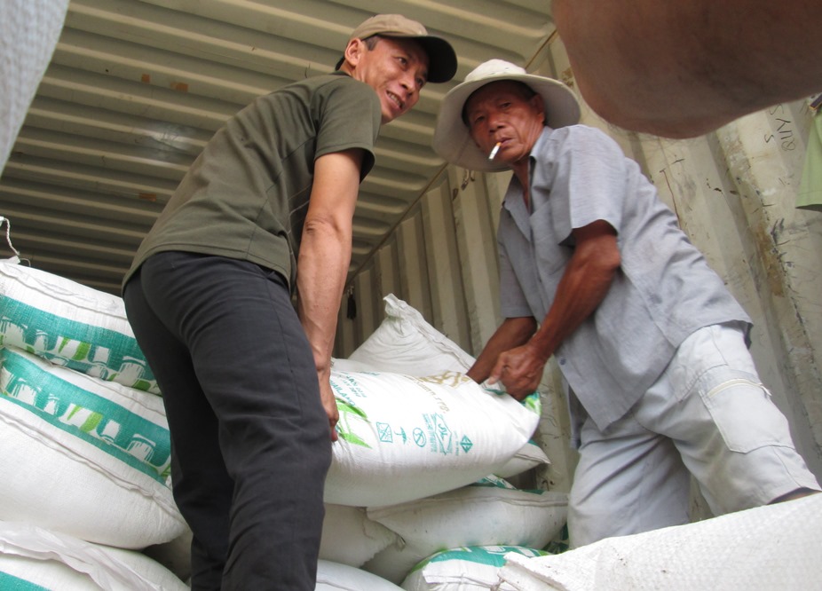Mật phục bắt gọn 30 tấn đường lậu sắp ra thị trường