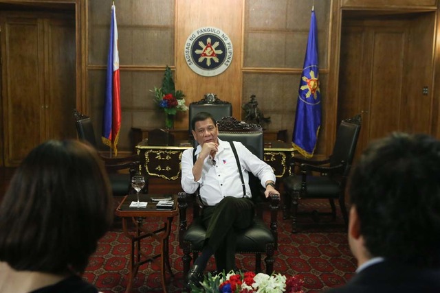 Tokyo "ngại” ông Duterte nhai kẹo cao su trước mặt Nhật hoàng