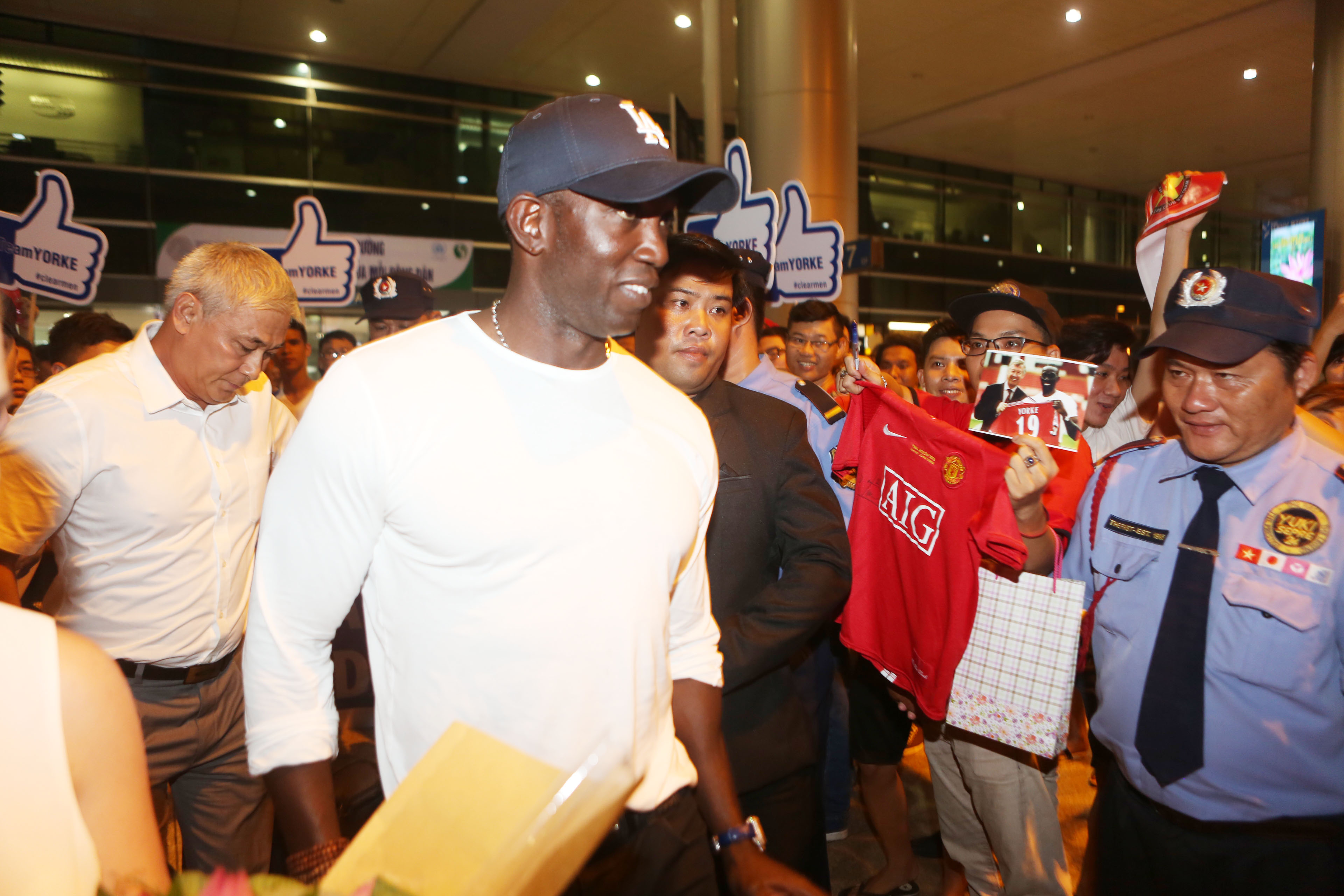 Cựu hậu vệ thép M.U háo hức đánh bại Dwight Yorke tại TP HCM