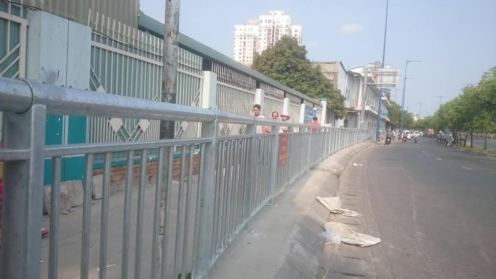 Lắp dải phân cách dẹp nạn chiếm vỉa hè