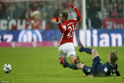 Emil Forsberg nhận thẻ đỏ do lỗi truy cản với Philipp Lahm