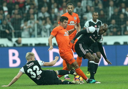 Emre Belozoglu (giữa) - c&aacute;nh chim đầu đ&agrave;n của Basaksehir
