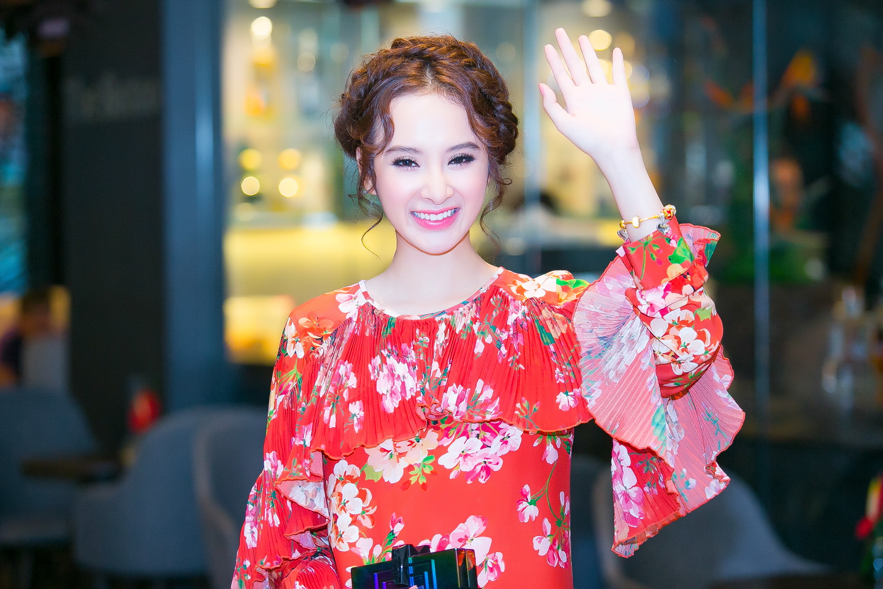 Angela Phương Trinh duyên dáng đầm hoa giới thiệu phim