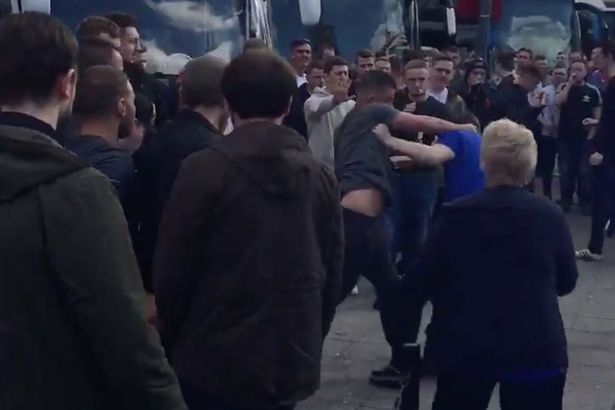 CĐV M.U và Everton đánh nhau đổ máu