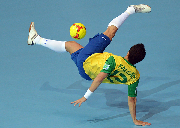 Cầu thủ sinh viên đá phạt "đỉnh" như huyền thoại futsal Brazil