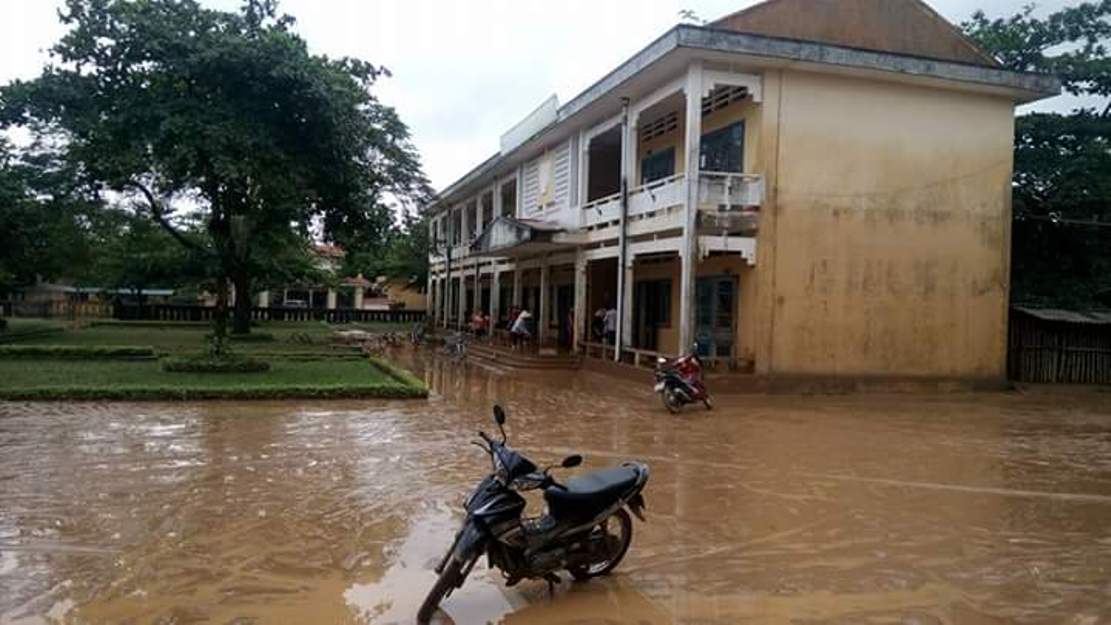 Một bãi bùn trong sân trường