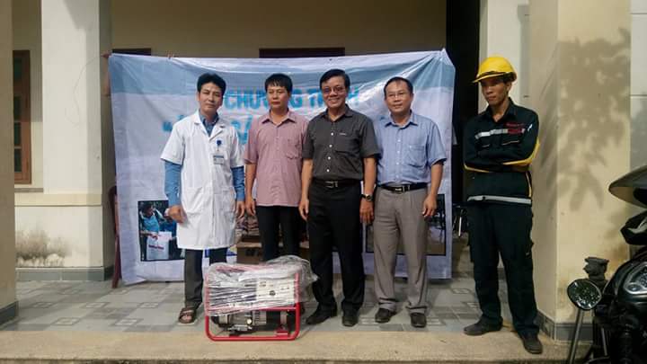 &Ocirc;ng Nguyễn Văn T&iacute;n (giữa), Ph&oacute; Tổng bi&ecirc;n tập B&aacute;o Người Lao Động trao m&aacute;y ph&aacute;t điện cho x&atilde; Văn H&oacute;a (Tuy&ecirc;n H&oacute;a, Quảng B&igrave;nh)