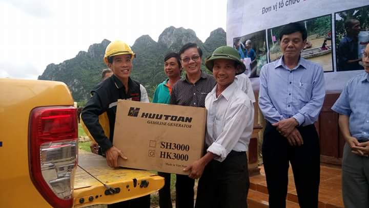 Người d&acirc;n phấn khởi khi nhận m&aacute;y ph&aacute;t điện