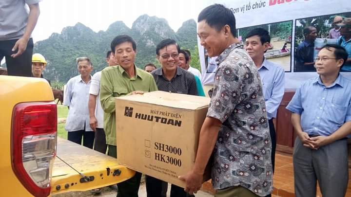 Người d&acirc;n phấn khởi khi nhận m&aacute;y ph&aacute;t điện