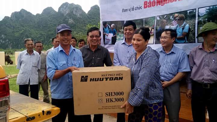 Báo Người Lao Động trao 15 máy phát điện "ánh sáng trong lũ" cho Quảng Bình