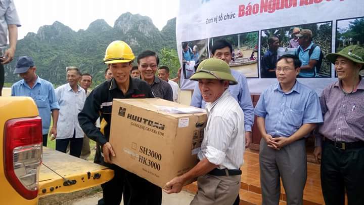 Người d&acirc;n phấn khởi khi nhận m&aacute;y ph&aacute;t điện