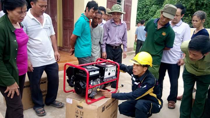 Người d&acirc;n phấn khởi khi nhận m&aacute;y ph&aacute;t điện