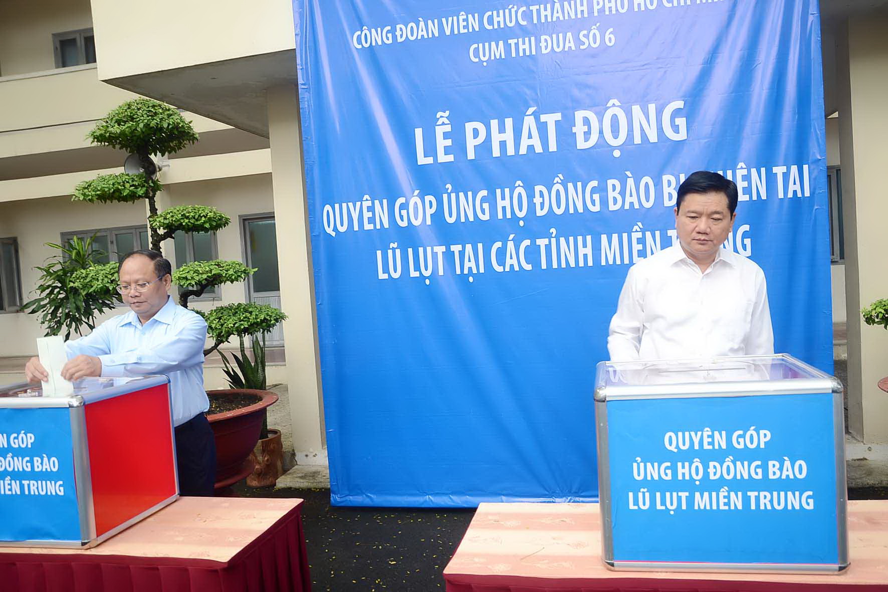 Bí thư Thành ủy TP HCM Đinh La Thăng và Phó Bí thư Thường trực Thành ủy Tất Thành Cang đóng góp ủng hộ đồng bào bị thiên tai tại các tỉnh miền Trung. Ảnh: Bảo Nghi
