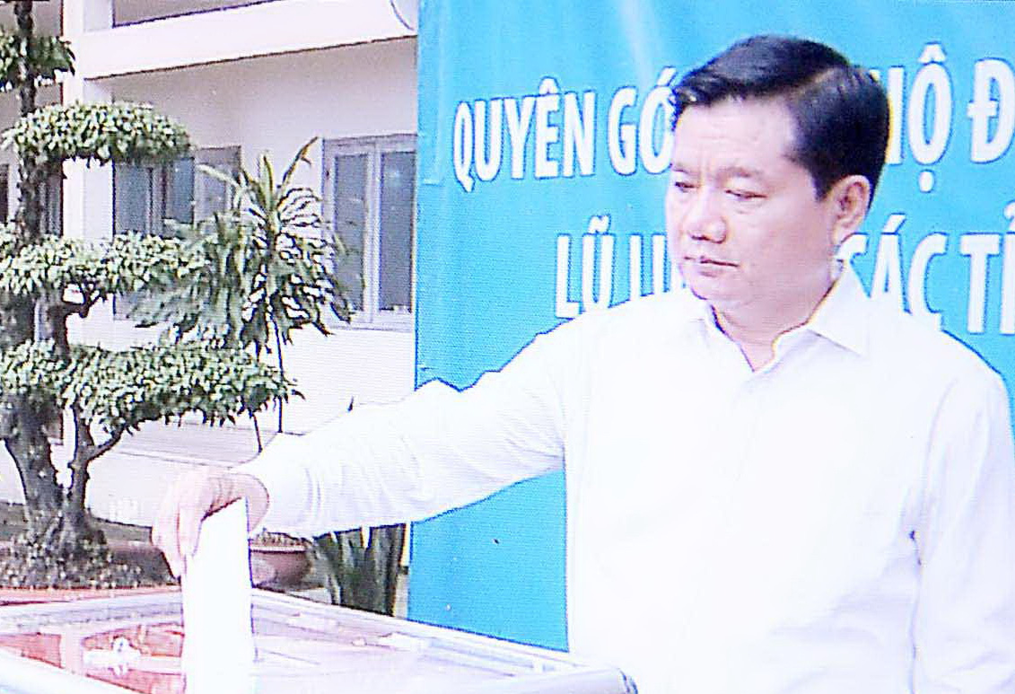 Bí thư Thăng đóng góp ủng hộ đồng bào vùng lũ