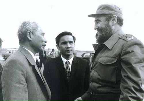 
&Ocirc;ng Nguyễn Đ&igrave;nh Bin phi&ecirc;n dịch cuộc gặp giữa &ocirc;ng Fidel v&agrave; Thủ tướng Phạm Văn Đồng v&agrave;o th&aacute;ng 3-1974. Ảnh tư liệu
