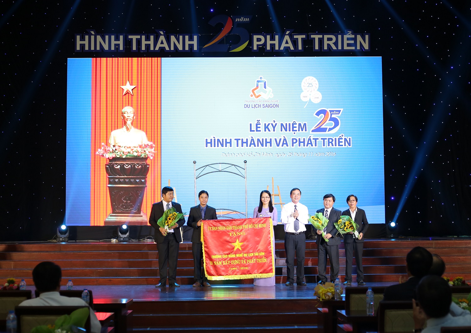 
Đ&oacute;n nhận cờ truyền thống của UBND TPHCM
