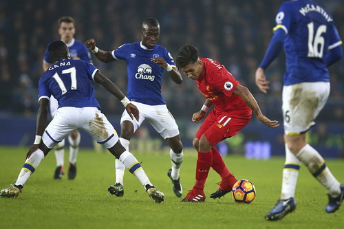 Firmino trong vòng vây các hậu vệ Everton