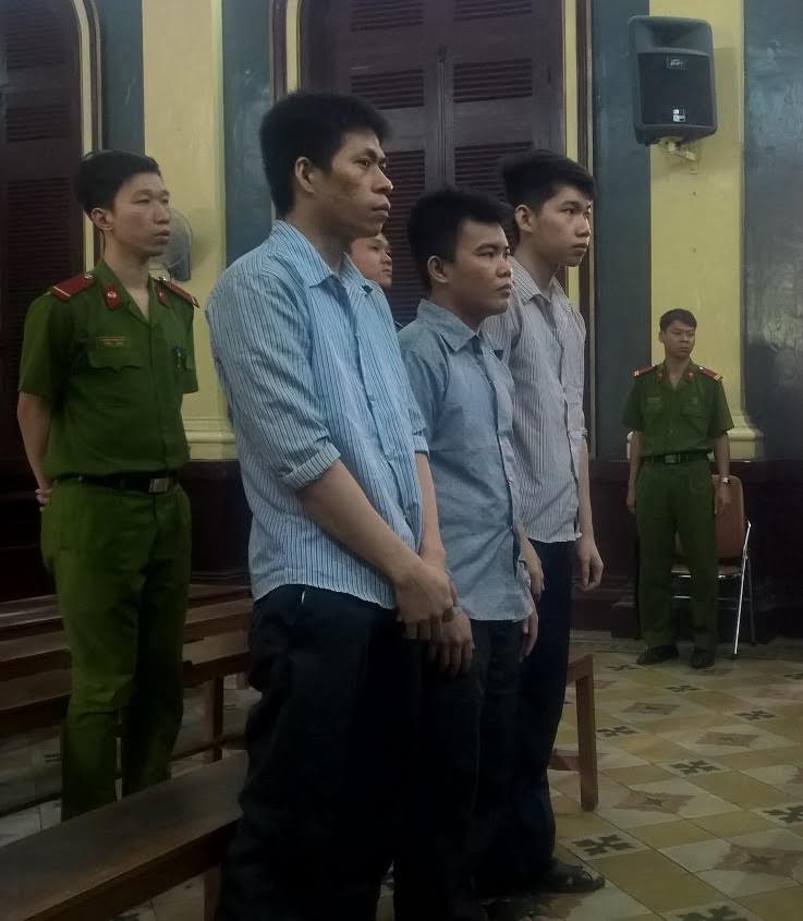 
C&aacute;c cựu bảo vệ tại phi&ecirc;n t&ograve;a
