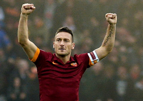 Mưa ngập trời, “hoàng tử thành Rome” Totti lập kỳ công