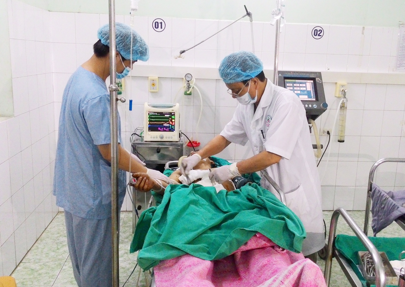 Nghịch súng tự chế, bị 20 viên đạn găm vào ngực