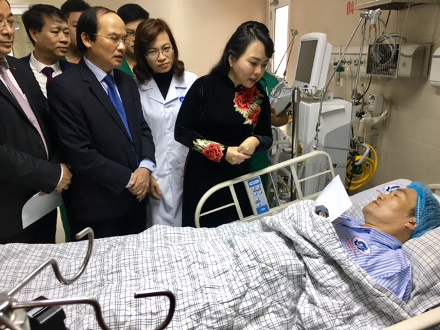 
Bộ trưởng Bộ Y tế Nguyễn Thị Kim Tiến thăm hỏi bệnh nh&acirc;n điều trị tại Trung t&acirc;m tim mạch của bệnh viện
