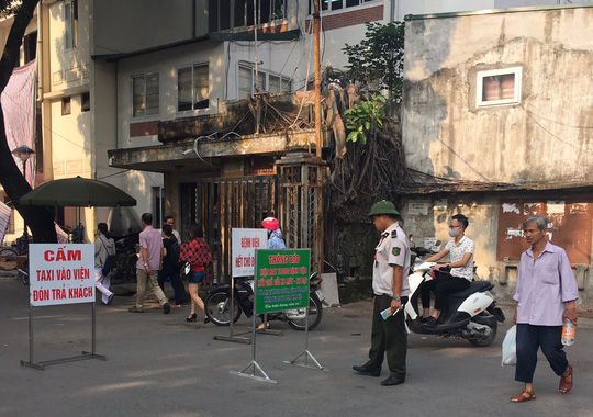 
Từ khoảng 7 giờ 30 s&aacute;ng, tại cổng v&agrave;o BV Bạch Mai (phố Phương Mai) đ&atilde; dựng biển th&ocirc;ng b&aacute;o Hết chỗ gửi xe đạp xe m&aacute;y
