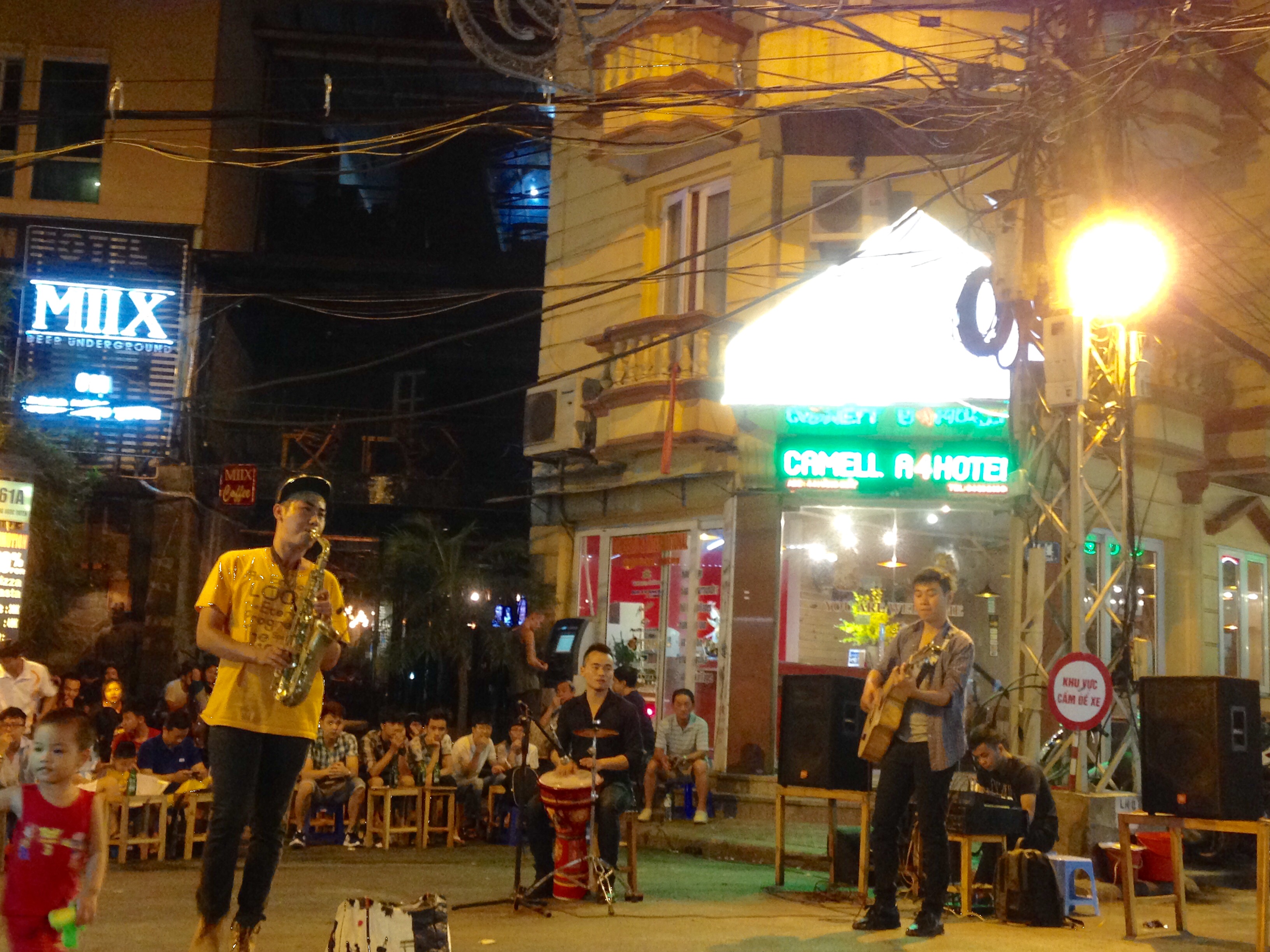 Hà Nội nới giờ giới nghiêm đến 2 giờ sáng vào cuối tuần